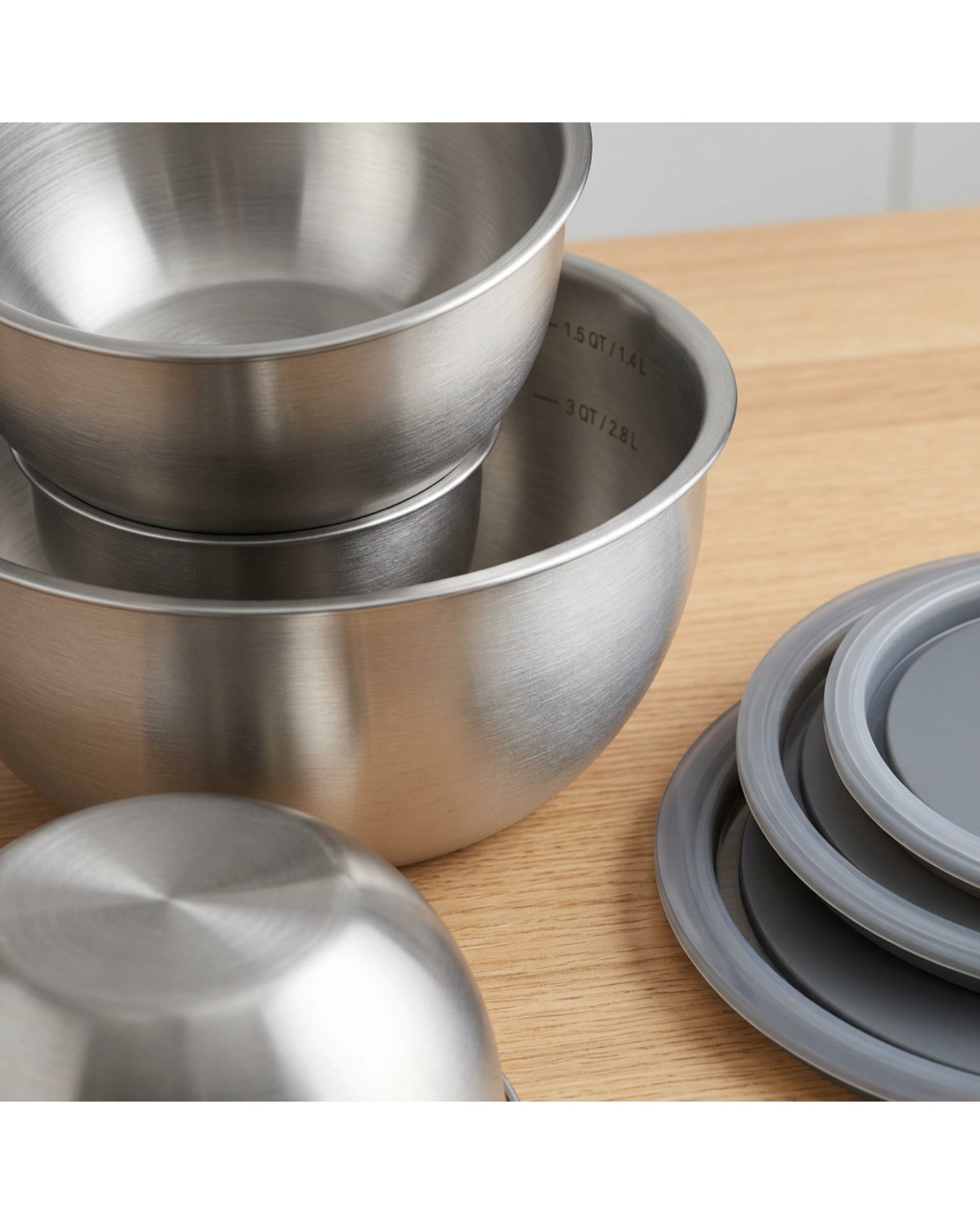 Wact Stainless Steel Mixing Bowls Set of 3 with Lids 1.5 3 and 5 qt - Detail view